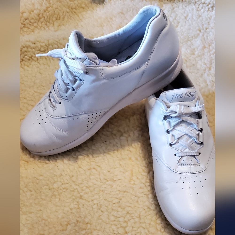 SAS nurse Shoes Size 9 very light wear white